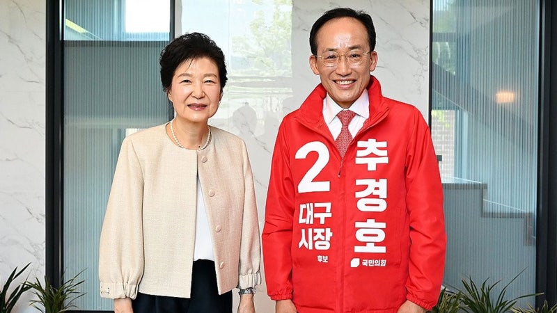 대구 칠성시장에 뜬 박근혜 전 대통령, 30분간 시장 돌며 지원 유세