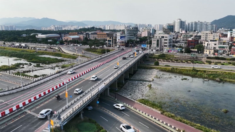 韓国人「撤去対象の最下位等級の橋がヤバすぎる…上はバス、下は散歩道」→「地方自治体は何をしてるんだ」