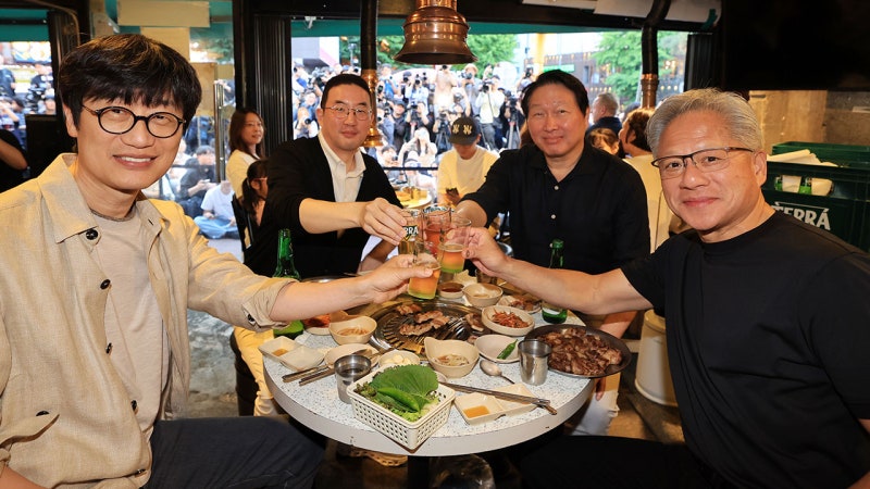 <b>젠슨 황</b>, <b>홍대</b>에서 '형님 회동'‥삼겹살 누가 구웠나?