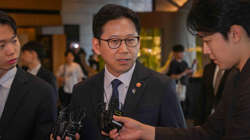 <b>젠슨 황</b> 만난 <b>배경훈</b> 부총리 "한국 피지컬AI 도약 추진"