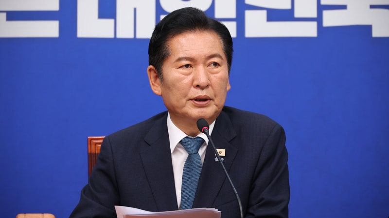 [속보] <b>정청래</b>, 당 <b>대표</b>직 <b>사퇴</b>‥연임 도전 수순 관측