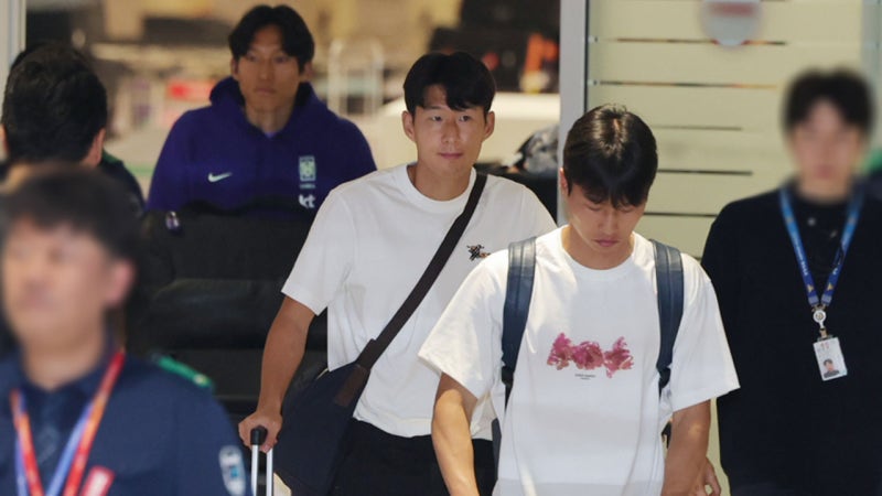 어제와 '정반대 분위기'‥손흥민, 응원 속에 입국