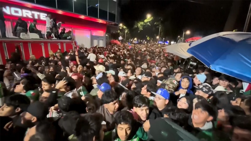 100만 명 몰린 16강행 행사서 3명 질식사