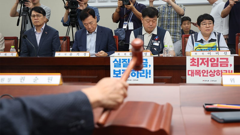 [속보] <b>내년 최저임금</b> 시간당 1만 700원‥올해보다 3.7% <b>인상</b>