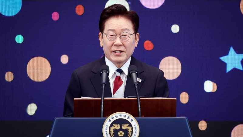 이 대통령, 12·3 비상계엄 막은 시민들 초청해 "덕분에 <b>헌법</b>과 민주주...