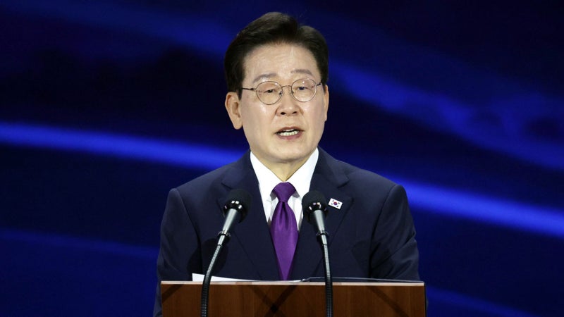 <b>이 대통령 지지율</b> 소폭 <b>하락</b>한 48.4%‥"경제 악재·여권 갈등에 지지층...