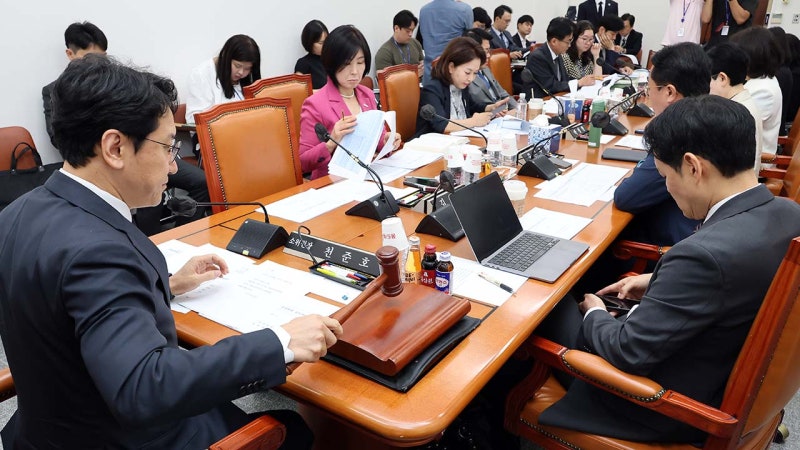 '<b>패스트트랙</b> 심사기간 <b>단축</b>' 국회법 운영소위 통과