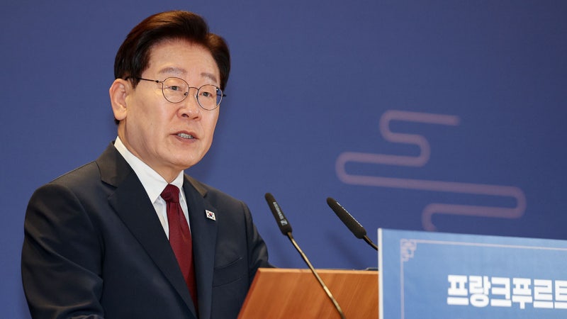 이 대통령 <b>지지율</b> 45.9% 취임 후 최저‥"증시폭락·연임 개헌 논란 영향...