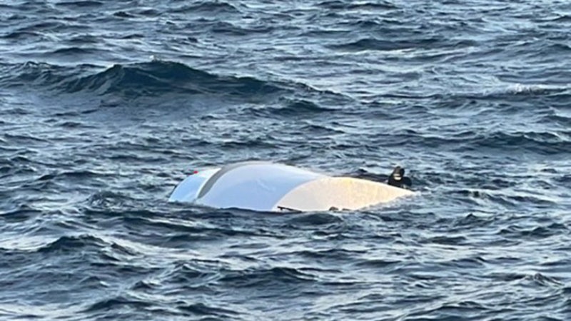 <b>인천 앞바다</b> <b>전복</b>된 <b>보트</b>서 낚시객 3명 구조‥모두 무사