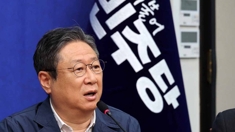 민주당 <b>황희</b>, '<b>버스하우스</b>' 논란에 <b>사과</b>‥"무거운 책임감 느껴"