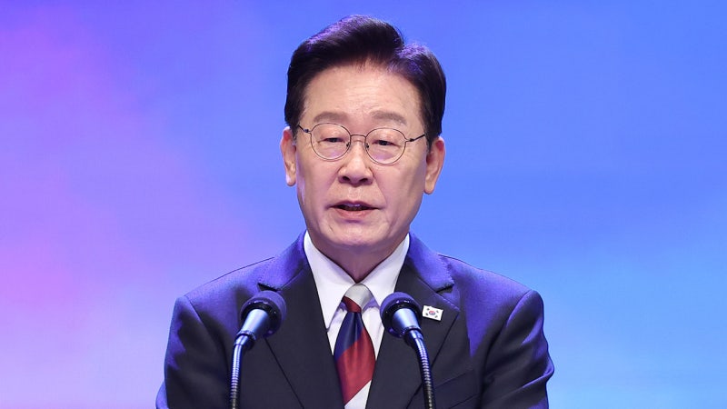 이 대통령, <b>김대중</b> 전 대통령 <b>서거 17주기</b> 맞아 "<b>김대중</b> 대통령 그립다...