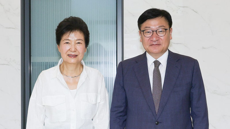 민주당 "<b>박근혜</b> 초청 <b>국힘 연찬회</b>‥과거 퇴행이자 헌정질서 모욕"