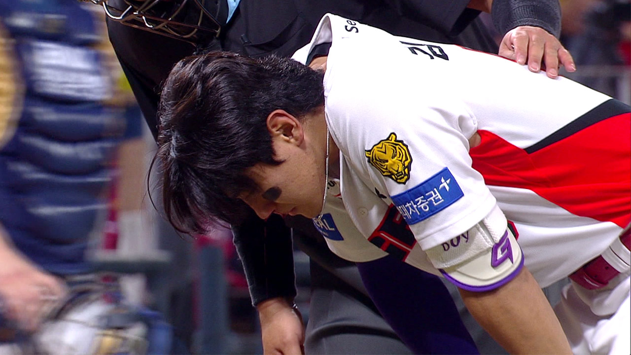KIA <b>김도영</b>, 번트 시도하다 '<b>코뼈 골절</b>'‥아시안게임 '비상'