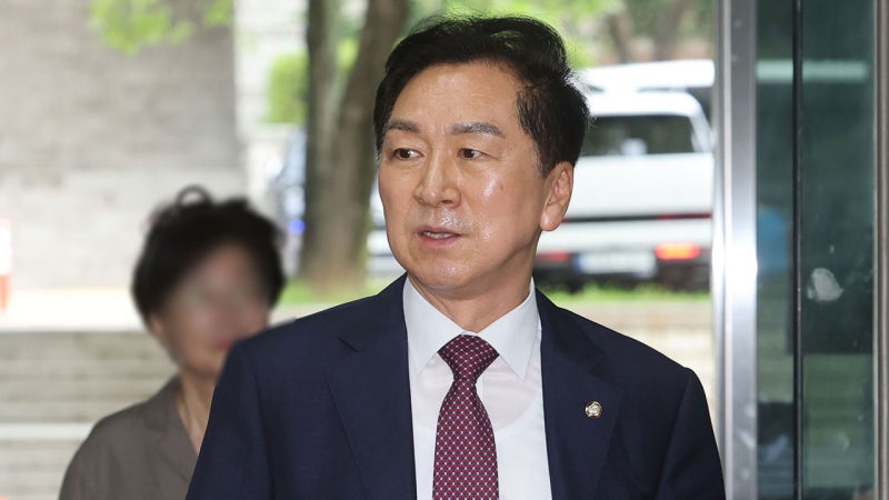[속보] 특검, '김건희에 로저비비에 선물' <b>김기현</b> 의원에 <b>징역</b> 1년 <b>구형</b>