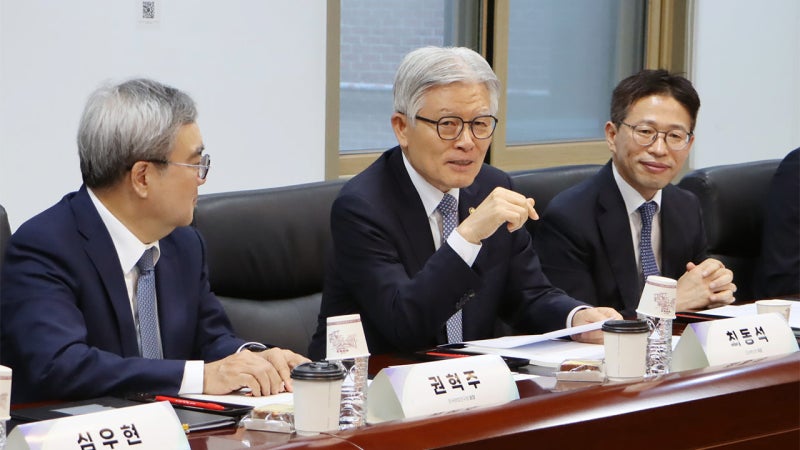 '여성 수험생 뾰족구두에 덧신 씌운다'는 <b>인사혁신</b>처‥"코미디 같은 일...