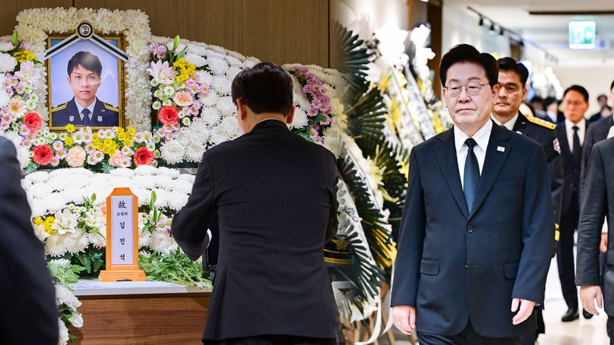 이재명 대통령, 순직 소방관 빈소 조문 [청와대 제공]