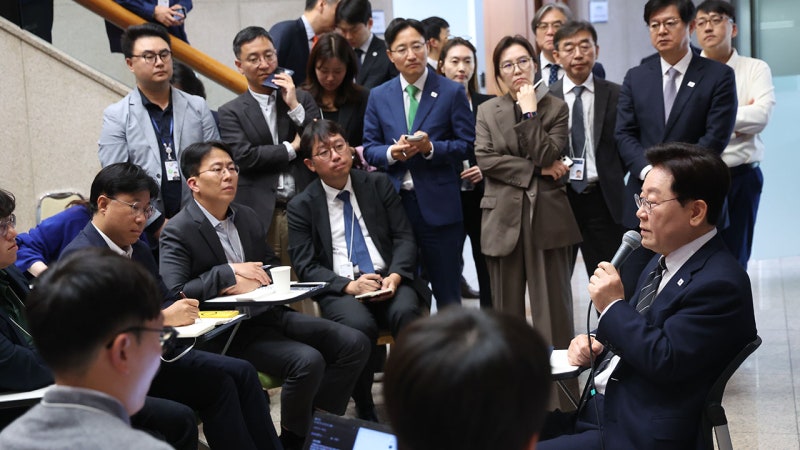 이 <b>대통령</b> "<b>주식</b> 많이 오르면 조정 불가피‥한국 <b>시장</b> 매우 <b>저평가</b>"