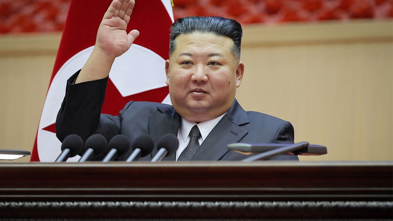 '사망설' 북한 <b>김정은</b>, 공개석상 <b>등장</b>‥"최강의 군대 건설"