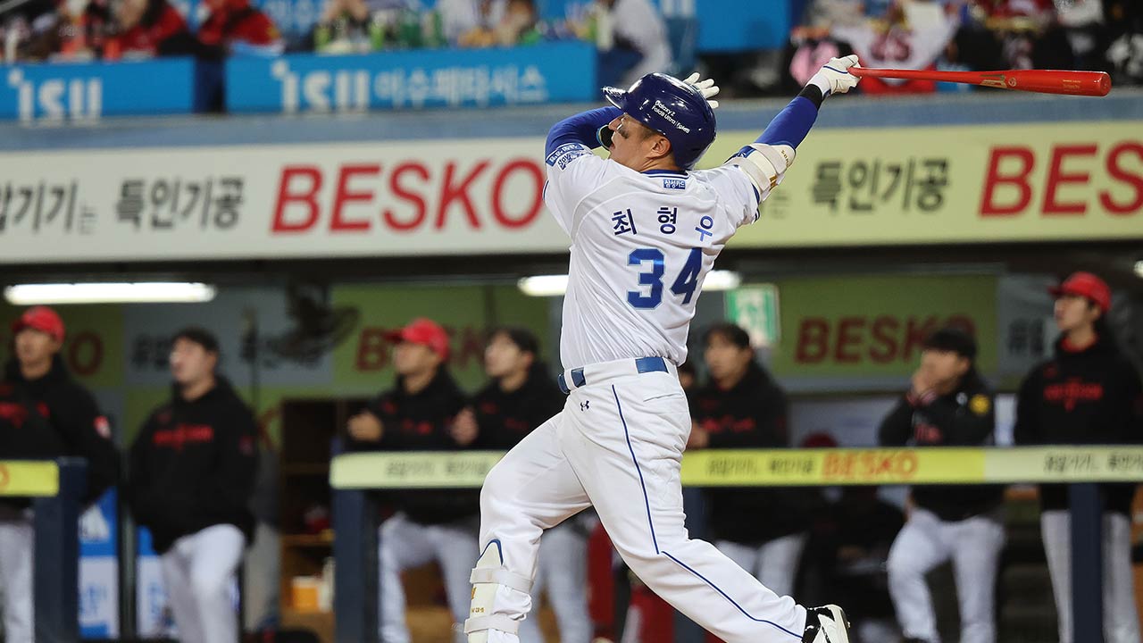 프로야구 삼성 <b>최형우</b>, 포스트시즌 <b>최고령</b> 출장·안타·타점·<b>홈런</b> 신기...