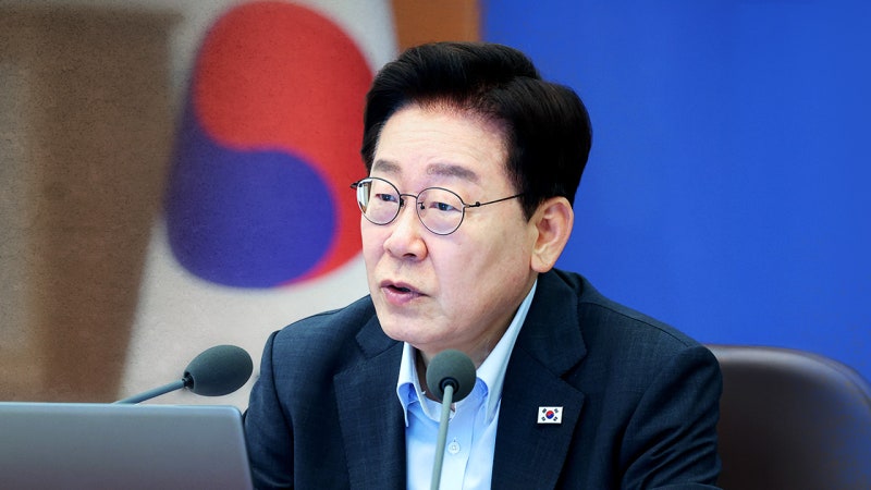 <b>이 대통령</b> "<b>의무공개매수제</b> 현실적 고민‥토론과 의견 구해"