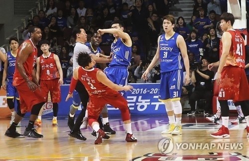 <b>프로농구</b> 삼성 <b>이관희</b>, KGC <b>이정현</b>과 <b>충돌</b>..경기시작 5분 만에 퇴장