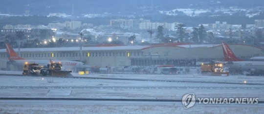 '폭설' <b>제주공항</b> 줄줄이 결항…7,500명 발묶여