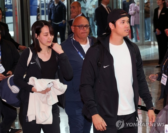 <b>오타니</b> "좋아하는 한국, <b>아내</b>와 좋은 추억 될 것"