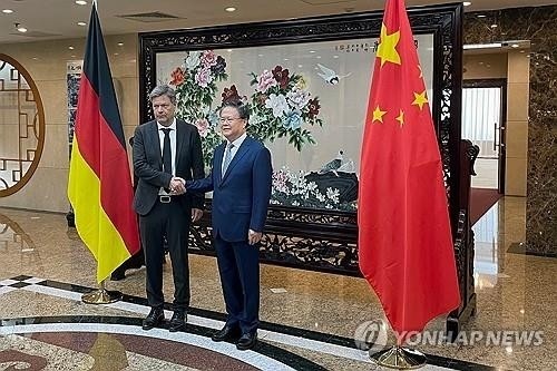 폭탄관세에 보복 예고…<b>중국</b> "모든 조치 취할 것"
