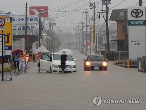 日 <b>태풍</b> '<b>산산</b>'에 사망·실종 7명...시코쿠 지나 오사카로