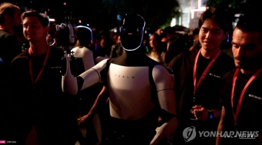 "사람이 조종했다"…머스크 <b>로봇</b> 의혹