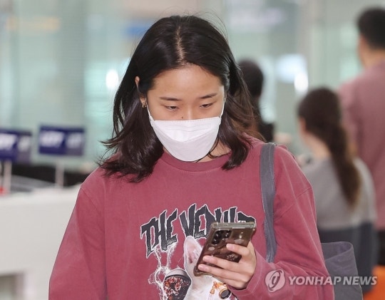 "<b>후원사</b> 모델 된 <b>안세영</b>, 협회가 '무상 동원'"