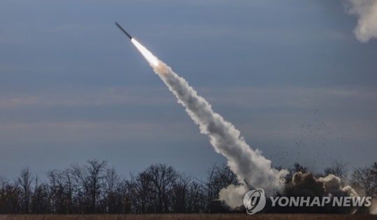 "바이든, <b>우크라</b>에 <b>1조원</b> 무기 지원 패키지 준비"