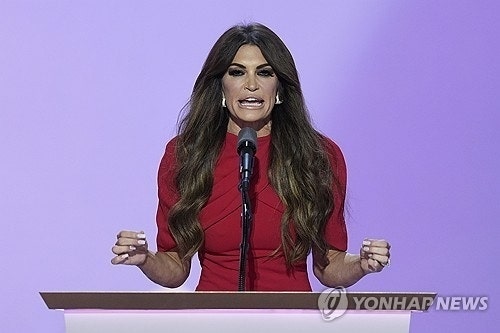 사돈 이어 아들 약혼녀까지…<b>트럼프 가족</b>들 '포진'