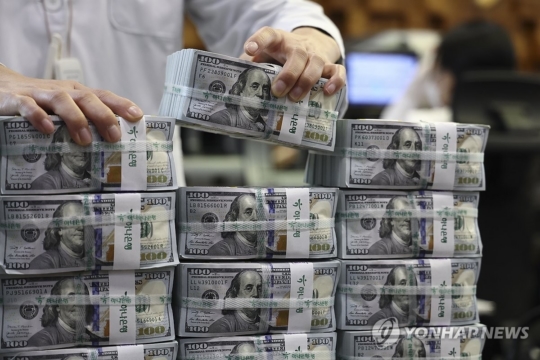1450원까지 치솟은 환율…'달러→원' 환전 급증