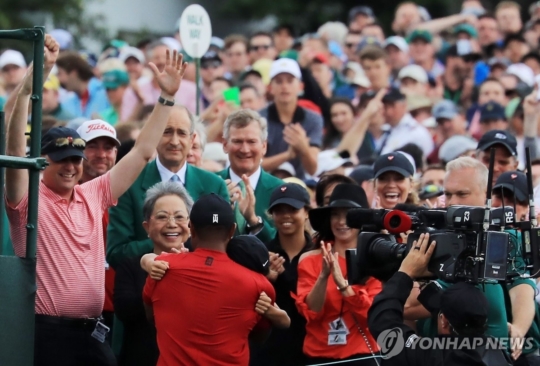 우즈 "빨간티는 그분 아이디어"...트럼프도 '애도'