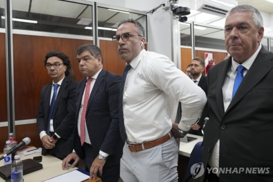 "축구스타 <b>마라도나</b>는 살해됐다"...<b>의료진</b> 재판