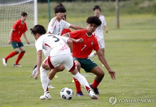 '부전자전'…<b>호날두 아들</b>, <b>포르투갈</b> 청소년 국대 데뷔
