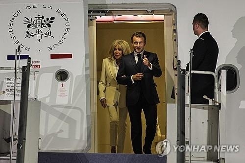 "맞고 사는 남편 NO"…불화설 뒤 <b>다정</b>한 팔짱