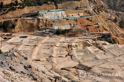 <b>희토류</b> 틀어쥔 中…"공장 멈추게 생겼다" 아우성