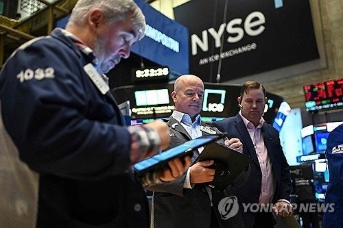 뉴욕증시, 동반 약세 마감…무차별 <b>관세 엄포</b>에 '화들짝'