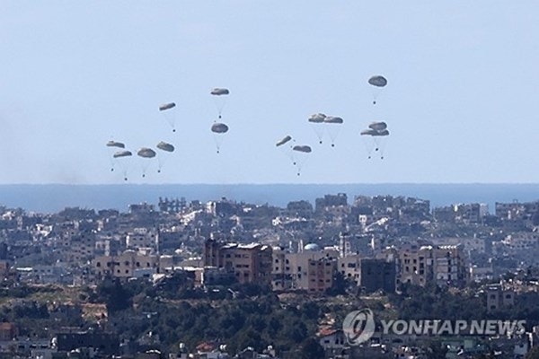 "하늘에서 <b>구호품</b> 내려온다"…하루 총성 멈춘다