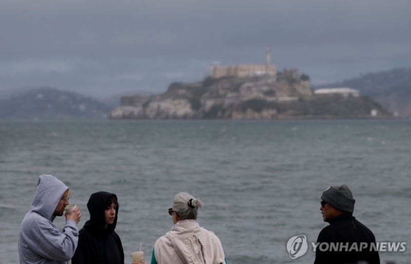 전 세계 <b>폭염</b> 앓는데…'꽁꽁' 싸맨 샌프란 여행객