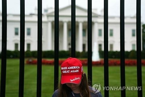 美 가려면 '<b>반미정서</b>'까지 심사...SNS도 '탈탈'
