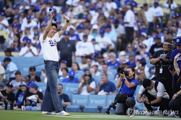 야구장에 뜬 <b>손흥민</b>…오타니 앞 완벽 시구