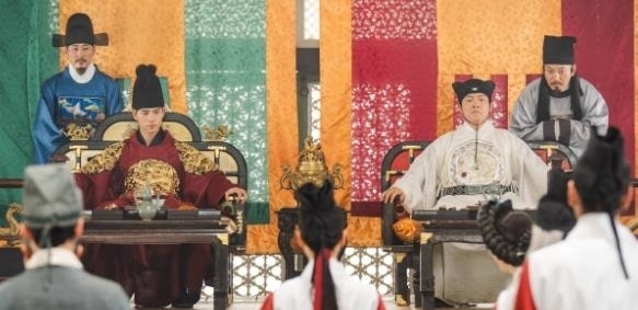 "왕과 사신이 나란히?"…'<b>폭군의 셰프</b>' <b>역사왜곡 논란</b>