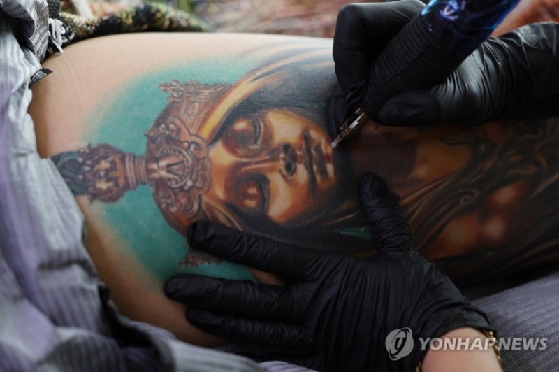 "<b>비의료인</b>도 <b>문신</b> 시술"…33년 만에 <b>합법화</b>