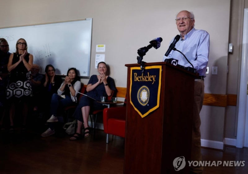 <b>노벨</b>상 수상자, <b>트럼프</b> '저격'..."<b>연구비 삭감</b> 재앙"