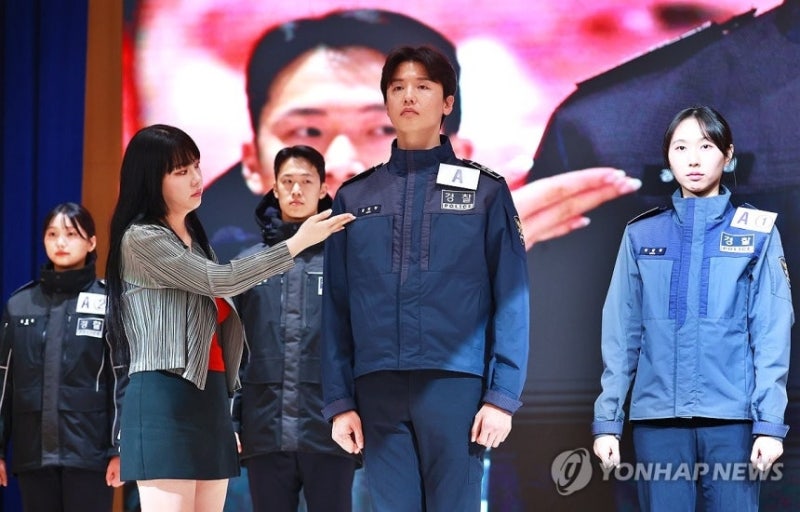 진회색 대신 '<b>폴리스 네이비</b>'…10년만에 새 <b>경찰복</b>
