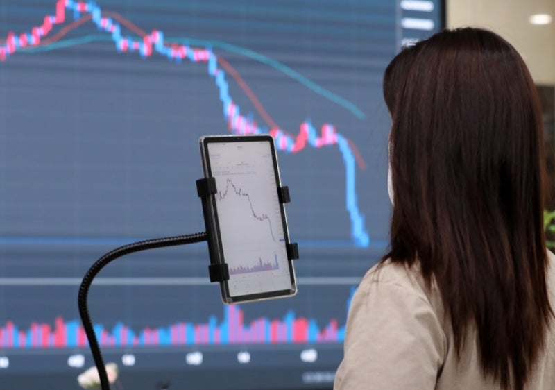 "계좌 열어보기가 두렵다"…속절없는 하락에 '비명'