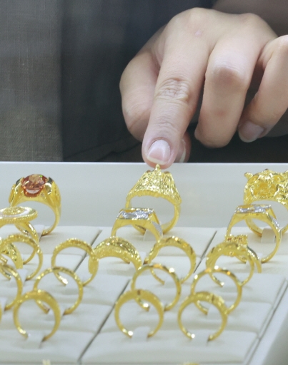 서울 종로3가 한국금거래소에서 직원이 금반지를 진열하고 있다. 사진=연합뉴스